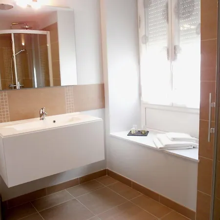 Logis Restaurant De France فندق إيزيغني سور مير